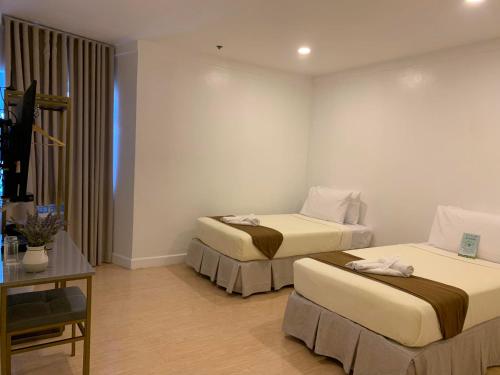 Tempat tidur dalam kamar di ILOILO GRAND HOTEL