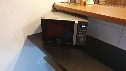 a microwave oven sitting on top of a counter at Ferienwohnung in Wrist