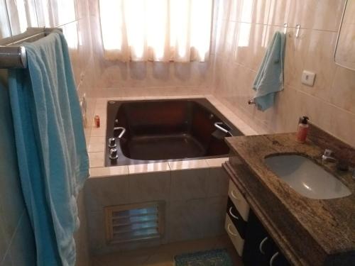 La petite salle de bains est pourvue d'un lavabo et d'un miroir. dans l'établissement Pousada Exuberance, à Diadema