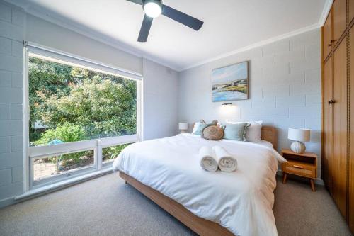 1 dormitorio con cama grande y ventana grande en Island View - 3BR WiFi Encounter Bay Beach, en Encounter Bay