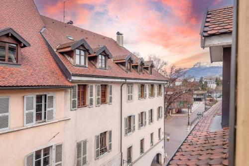 une vue depuis une fenêtre d'un bâtiment dans l'établissement T2 Paquier, à Annecy