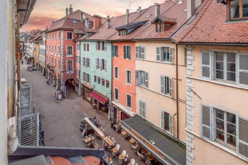 une vue aérienne d'une rue de la ville avec des bâtiments dans l'établissement T2 Paquier, à Annecy