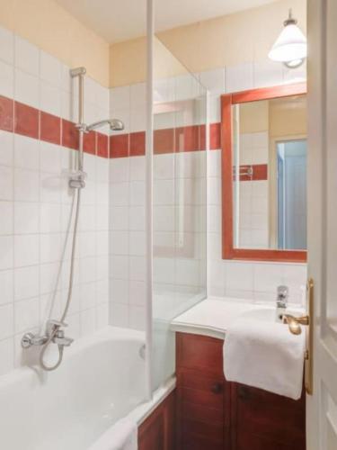 une salle de bain avec une douche, un lavabo et un miroir dans l'établissement 1-Appt avec piscine à St-Jean Pays-Basque, à Uhart-Cize