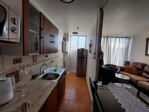 una cucina con lavandino e un soggiorno di Departamento valpo a Valparaíso