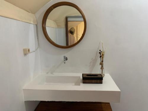 y baño con lavabo blanco y espejo. en Pinggan luxury camp, en Gretek
