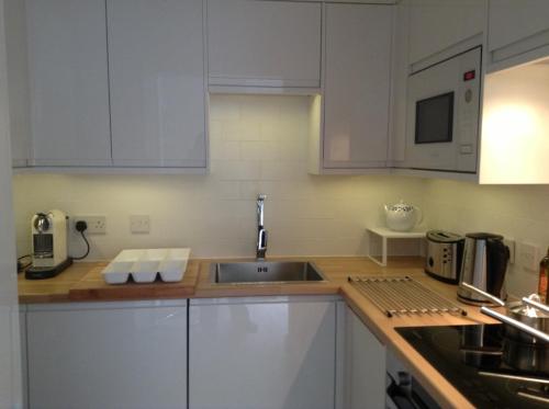 A kitchen or kitchenette at 7 Mount Sion 