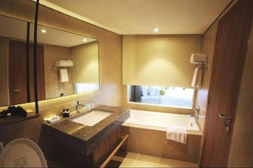 Et badeværelse på Wedakarra 1 BR Condotel Malimbu CYN