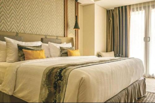 En eller flere senge i et værelse på Wedakarra 1 BR Condotel Malimbu CYN