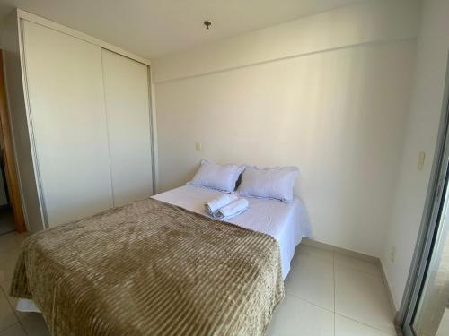 En eller flere senge i et værelse på Aconchegante apartamento no DF Plaza