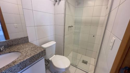 Et badeværelse på Aconchegante apartamento no DF Plaza