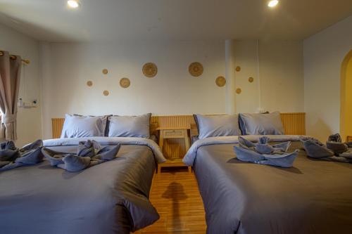 2 nebeneinander sitzende Betten in einem Schlafzimmer in der Unterkunft Le soleil koh Larn in Ko Larn