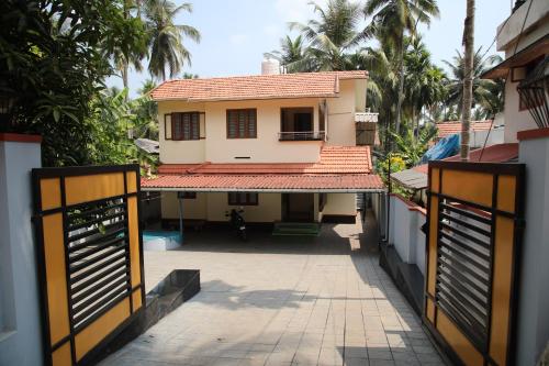 Blick auf ein Haus von der Straße in der Unterkunft Saaketh Holiday Home in Kozhikode