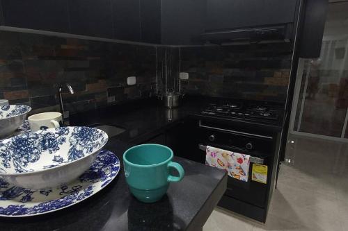 eine Küche mit Spüle und einer Schüssel auf der Theke in der Unterkunft Apartamento central y tranquilo in Palmira