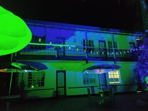 un edificio con luci blu e verdi di Hotel Rural Jardín a Jardin