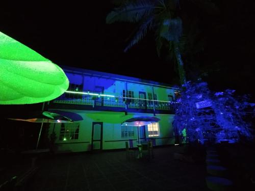 un edificio con luci blu di notte di Hotel Rural Jardín a Jardin