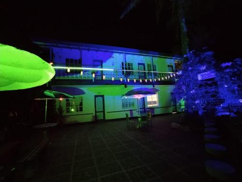 un edificio con luci blu e verdi di Hotel Rural Jardín a Jardin