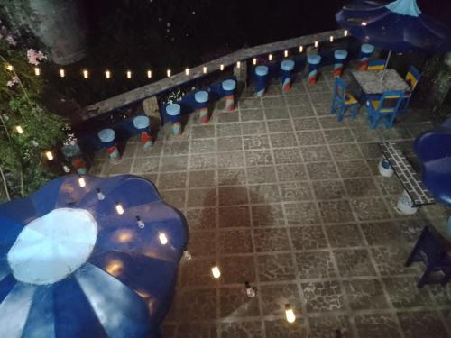 Un mucchio di ombrelli blu e bianchi su un marciapiede di Hotel Rural Jardín a Jardin