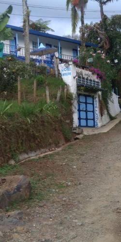 una casa con una porta blu sul lato di Hotel Rural Jardín a Jardin