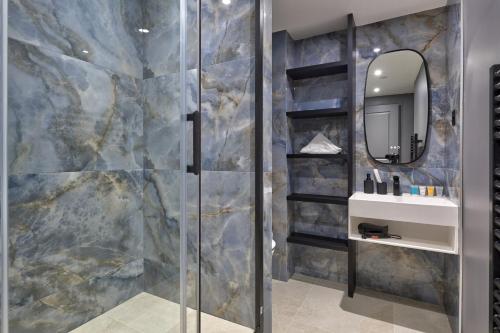 Photo de la galerie de l'établissement 368 Suite Fondary 3 - Superb apartment in Paris, à Paris