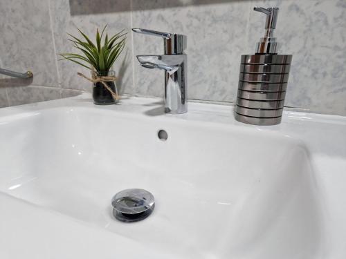 un lavandino bianco del bagno con rubinetto di Casa Rural La Replaceta a Chulilla