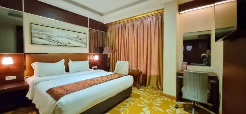una camera con un grande letto di Batam City Hotel a Nagoya