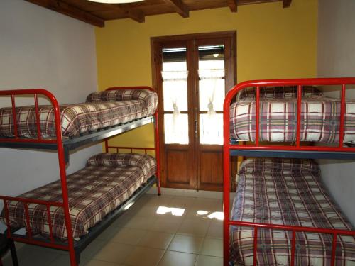 Palanda nebo palandy na pokoji v ubytování Albergue Ainsa - Morillo de Tou