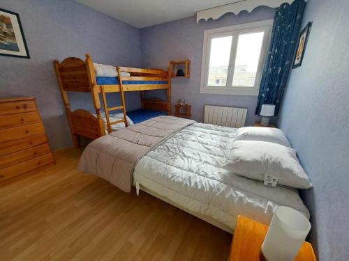 - une chambre avec un lit et deux lits superposés dans l'établissement Appartement cosy près de la plage avec balcon, Wi-Fi et parking – Saint-Jean-de-Monts - FR-1-323-508, à Saint-Jean-de-Monts