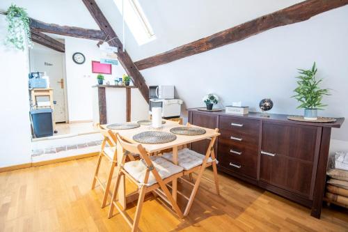 eine Küche mit einem Tisch und Stühlen im Zimmer in der Unterkunft Le petit soleil - Le T2 Climatisé in Amboise