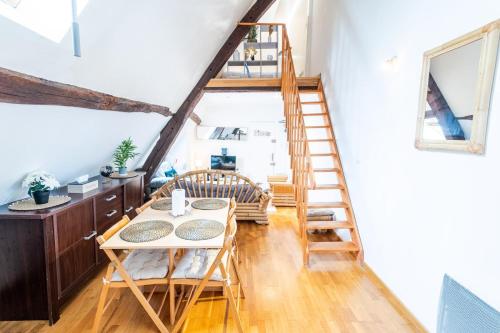 Zimmer mit einer Treppe, einem Tisch und Stühlen in der Unterkunft Le petit soleil - Le T2 Climatisé in Amboise