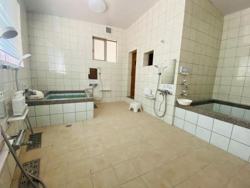 y baño con 2 aseos, bañera y lavamanos. en Yamajuku Hanase-an - Vacation STAY 07897v, en Kawaguchi