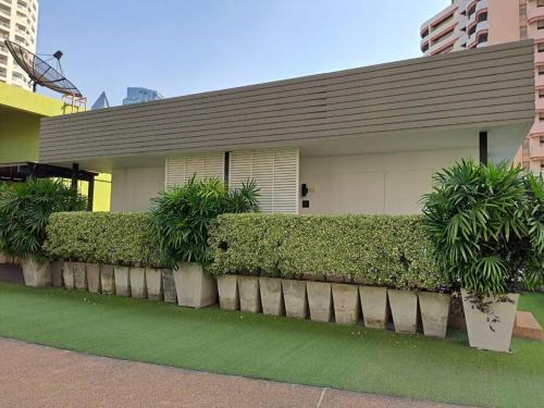Taman di luar 1 Bedroom in sukhumvit CBD 5 min to BTS Phromphong
