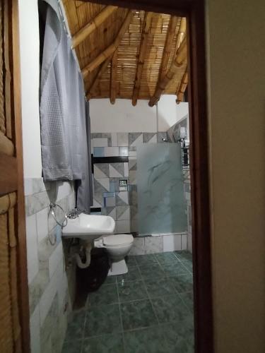 y baño con aseo y lavamanos. en Casa BBb Punta Hermosa Planicie, en Punta Hermosa