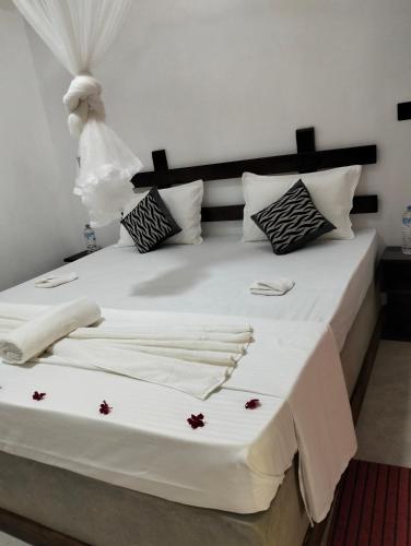 Una cama o camas en una habitación de Yashi's Place Sigiriya