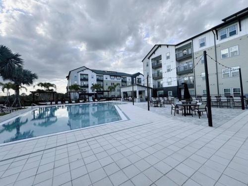 einem großen Pool vor einem Gebäude in der Unterkunft Boho Chic Luxury Retreat 5 Min to Parks & Food in Orlando