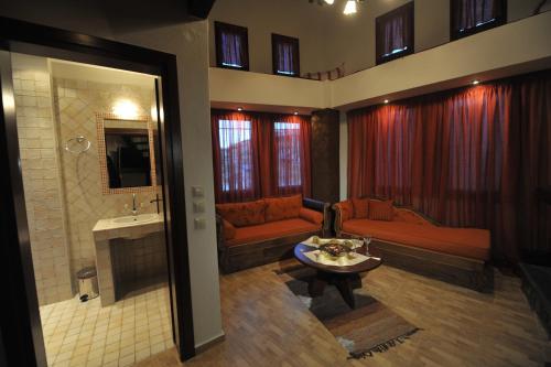 a living room with a couch and a table at Arolithos-Kaimaktsalan in Palaios Agios Athanasios