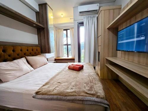 Postel nebo postele na pokoji v ubytování Apt Transpark Bintaro Studio with Pool by Damaresa