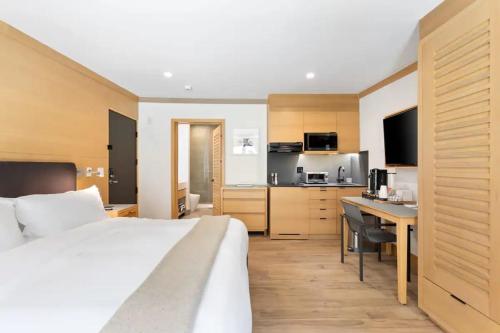 a hotel room with a bed and a kitchen at SA Carbon Beach Suites in Malibu