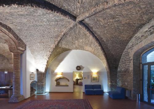 une arche dans un bâtiment avec un mur en briques dans l'établissement Lo Spedalicchio, à Bastia Umbra