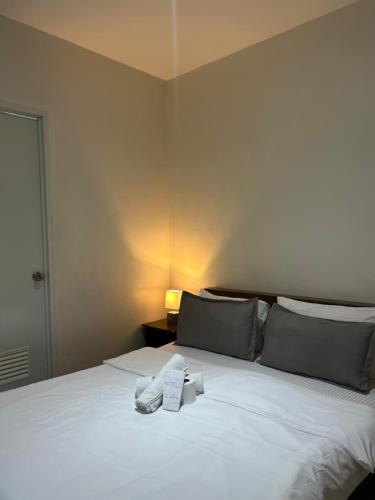 1 dormitorio con 1 cama con 2 toallas en Ashelma resort, en Dauis