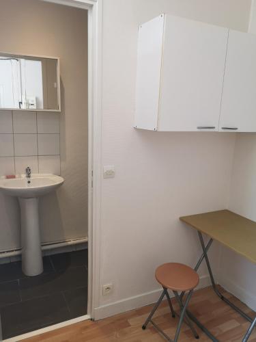 Elle comprend une petite salle de bains pourvue d'un lavabo et d'une table. dans l'établissement Parfait pour un voyageur solitaire., à Montreuil