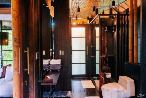Ванна кімната в The Sense Resort Kanchanaburi