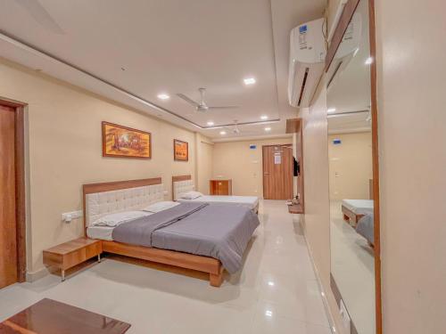 1 Schlafzimmer mit einem großen Bett und einem Badezimmer in der Unterkunft Park View Residency in Bhuj