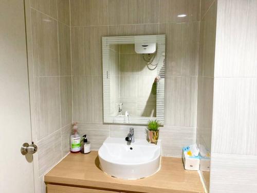 a bathroom with a white sink and a mirror at Apt Vasanta Innopark Studio S1oN with Pool in Jarakasta