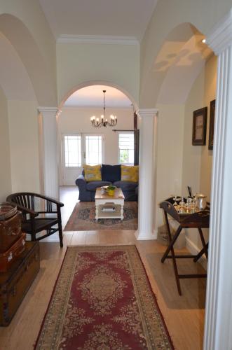 - un salon avec un canapé bleu et une table dans l'établissement Mont Vue Manor, à Franschhoek