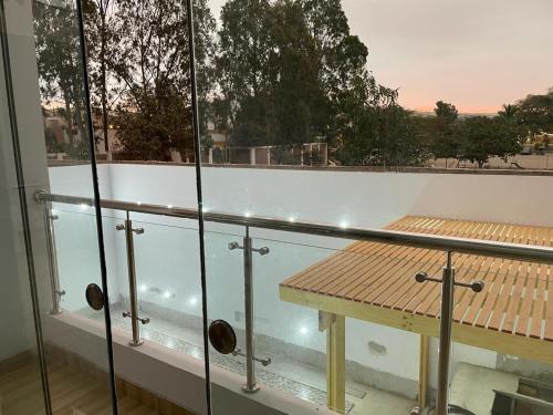a balcony with a table and a window with a view at Hurin Hotel in Ica
