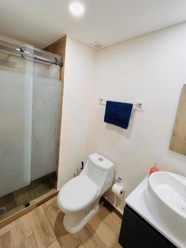 a bathroom with a white toilet and a sink at Departamento nuevo a 5 cuadras de Roma Norte. En Vértiz 253 in Mexico City