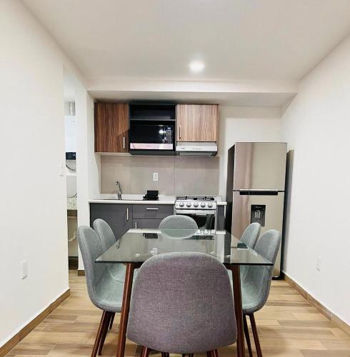 a kitchen with a dining room table and chairs at Departamento nuevo a 5 cuadras de Roma Norte. En Vértiz 253 in Mexico City