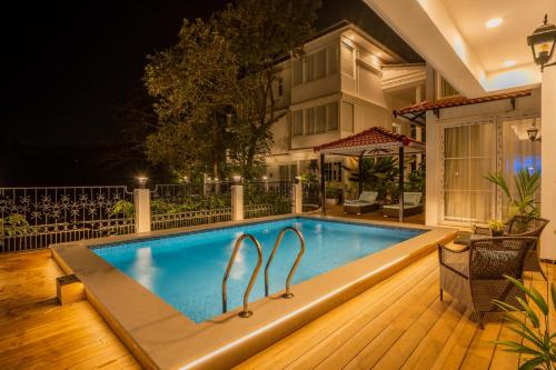 Bazén v ubytování ELIVAAS 4 BHK with Pvt Pool - Suntuarios nebo v jeho okolí