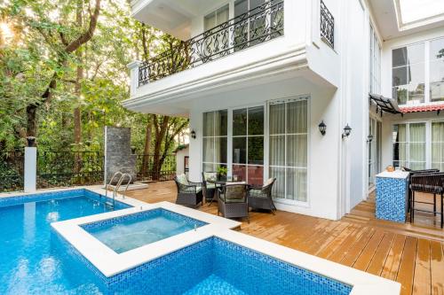 Bazén v ubytování ELIVAAS 4 BHK with Pvt Pool - Suntuarios nebo v jeho okolí