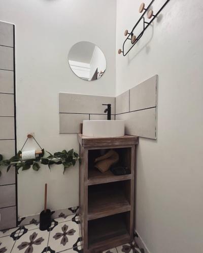 uma casa de banho com um lavatório e um espelho em Kazacérola em Fort-de-France